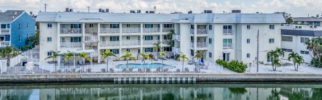 Commodore Resort & Apts. Commodore Resort & Apts.